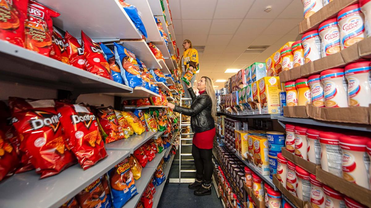 Regale voller amerikanischer Chips und Snacks im Laden von Little USA World in Linden